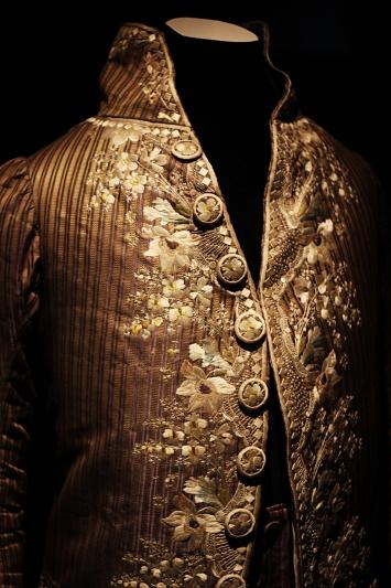 femme qui se fait déshabiller